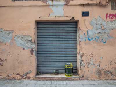 Proseguiamo e sempre sulla destra ci imbattiamo in un�altra saracinesca abbassata: si tratta del locale ormai in disuso di un vecchio lattoniere, operaio che lavorava con latta e lamiere metalliche